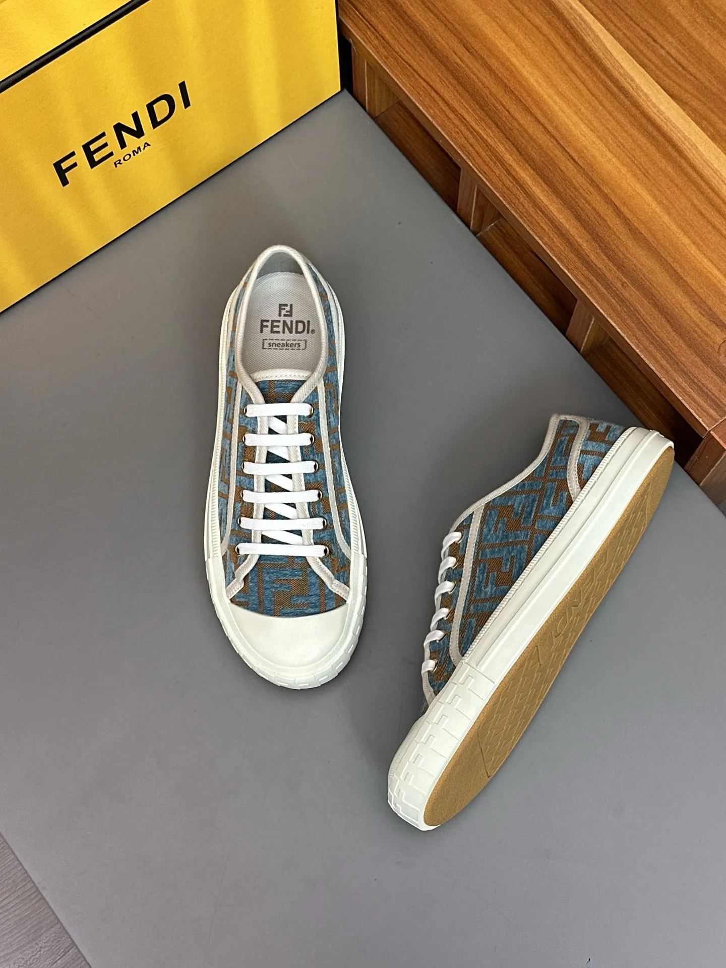 Men's shoes 💰580 FENDI Match men's lace-up sneakers. ♞size; couple size 35-40 (women) 39~45 (men) This item is from the Stefano Pilati design series. It is made of black leather and decorated with gray leather details. Rubber sole with FENDI on the side. Material: 100% calfskin, lining: 70% polyester, 27% nylon, 3% spandex